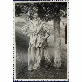 Портрет девушки в полный рост в полосатом костюме, Москва, лето 1950 года.