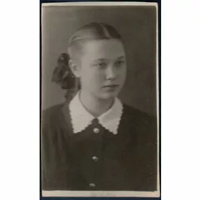 Портрет девушки, ретро фотография, СССР, 1 мая 1954 год.